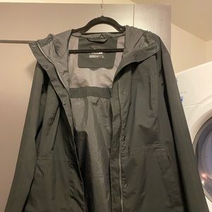 THE NORTH FACE WOMENS RAIN COAT LIKE NEW SIZE L